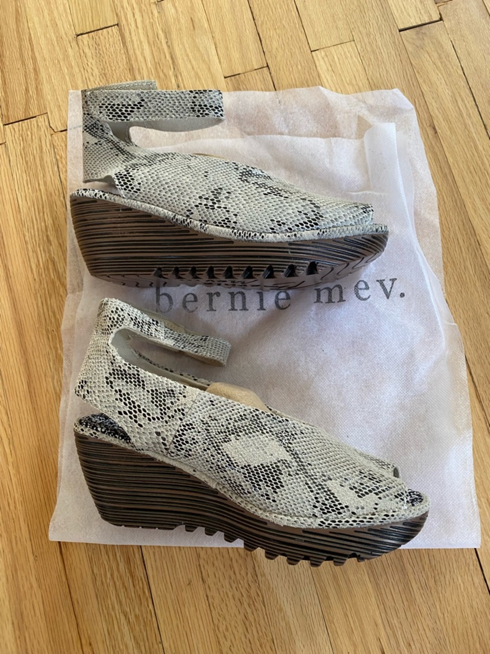 bernie mev. Snake-Print Slingback Wedge Sandals in Ivory and Black